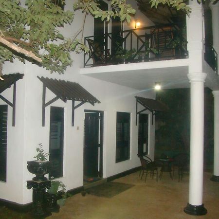 Hotel Sisilthera Anuradhapura Esterno foto