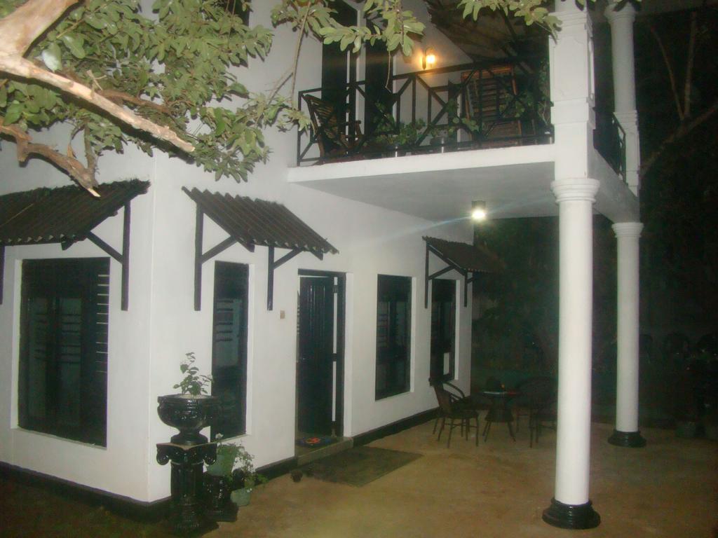 Hotel Sisilthera Anuradhapura Esterno foto