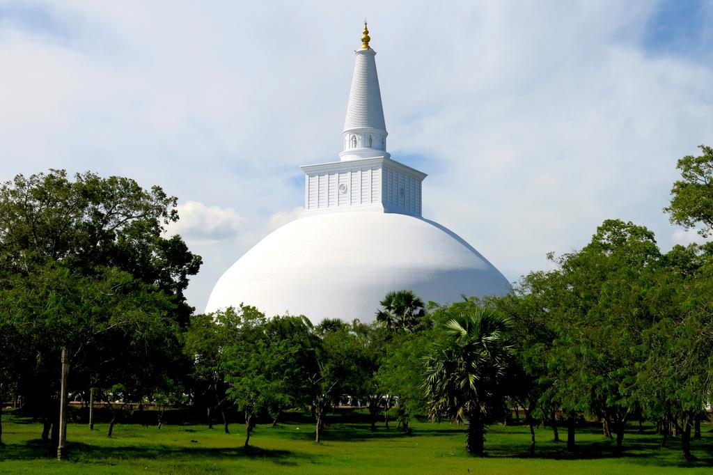 Hotel Sisilthera Anuradhapura Esterno foto