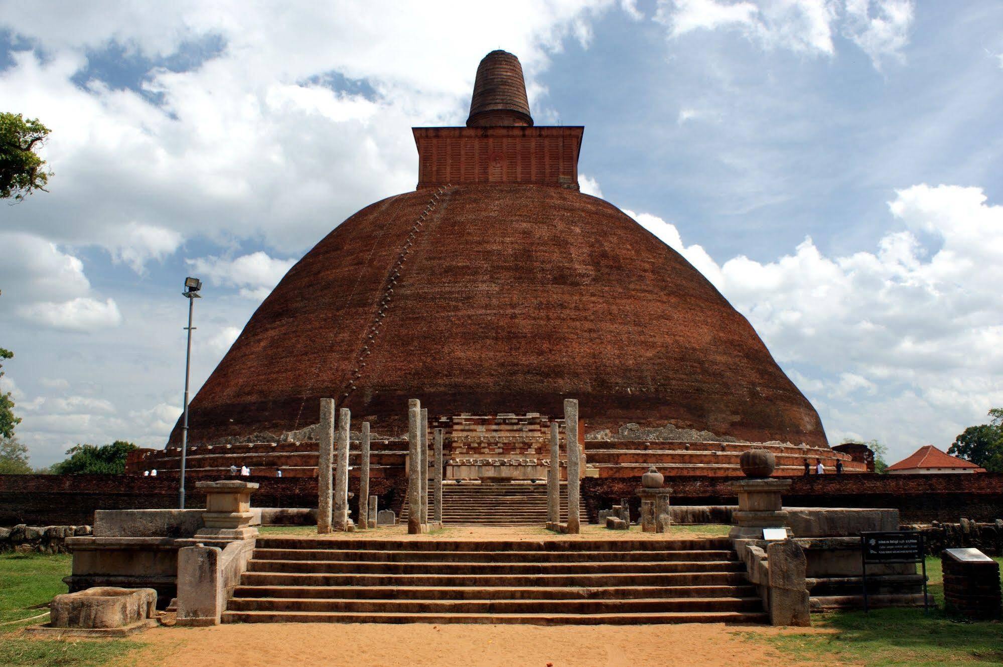 Hotel Sisilthera Anuradhapura Esterno foto