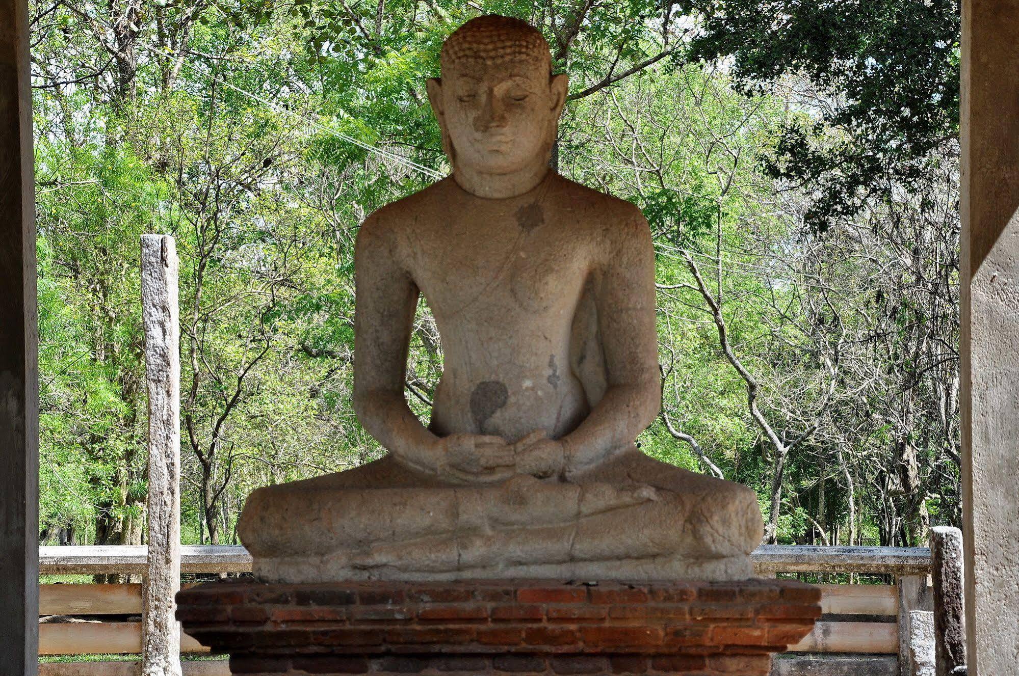 Hotel Sisilthera Anuradhapura Esterno foto